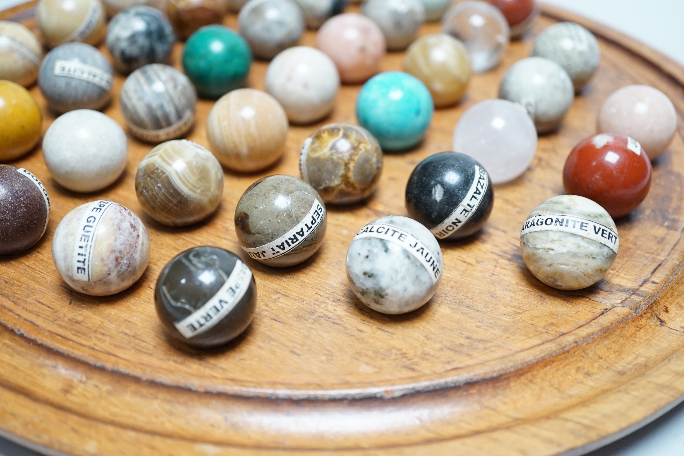 A solitaire set with polished specimen pieces